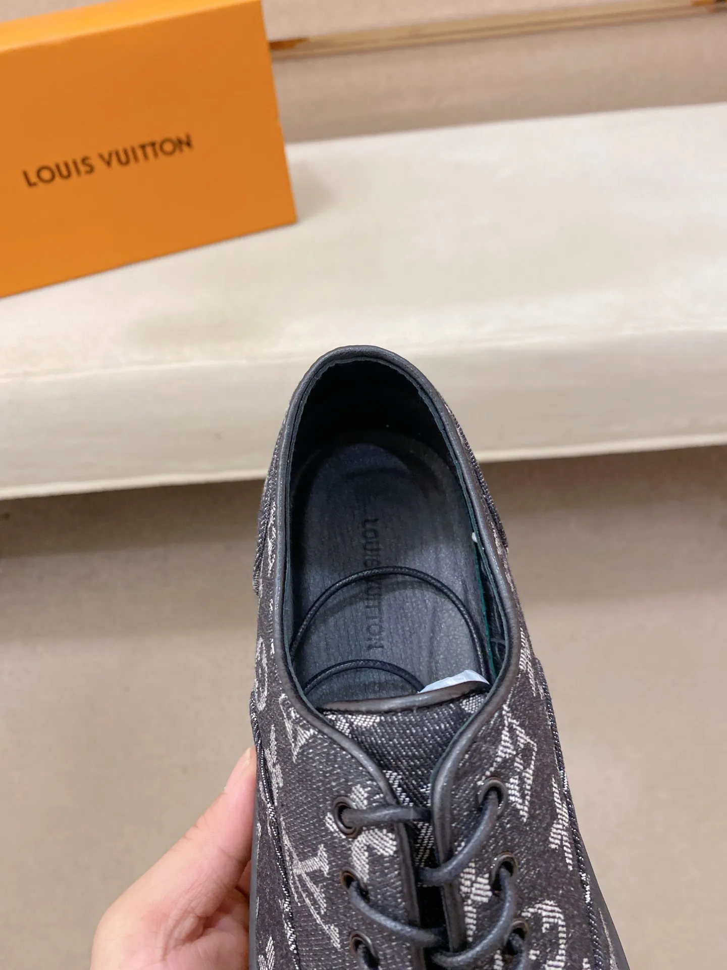 Men's shoes💰 420💰Louis Vuitton (Louis Vuitton/LV) top 🔍🔍 new models are on sale at the same time, the upper 🇮🇹 imported first-layer cowhide from Italy, fully imported sheepskin lining 💪💪, completely 1⃣️ to 1 ⃣️Re-engraved🇮🇹💪💪, ⚠Sole: The original sole is specially provided by the original factory, the exclusive movable molded sole is super comfortable, ⚠The original factory follows the order, 🔍🔍high quality, you can enter and exit the counter at will, welcome to compare⚠. Code number:38-44